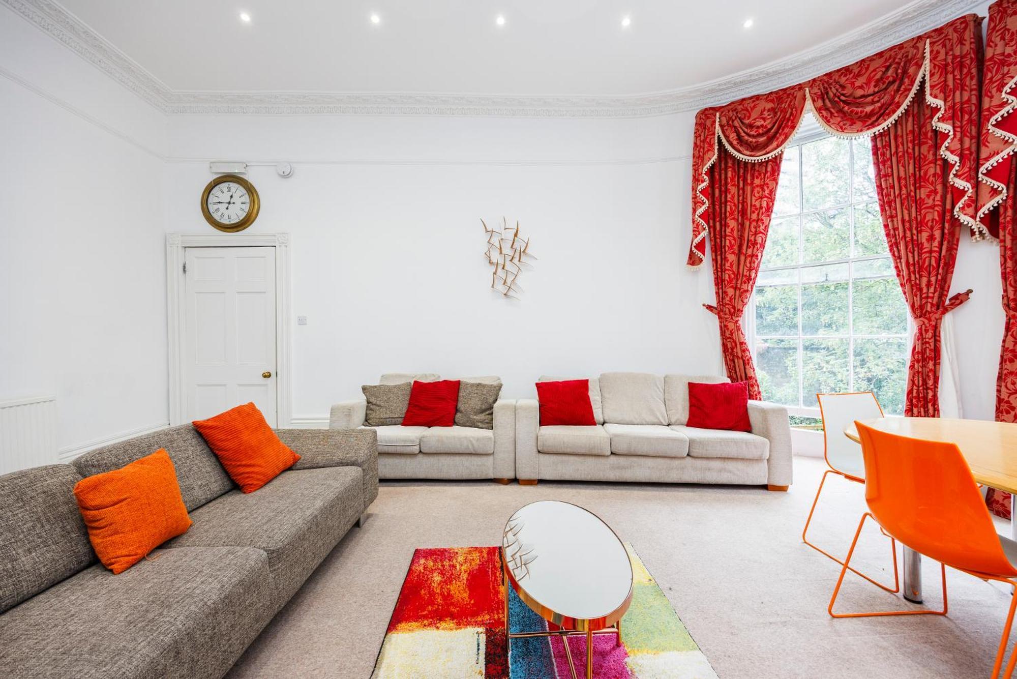 Premium Over Looking Canary Wharf Towers * London