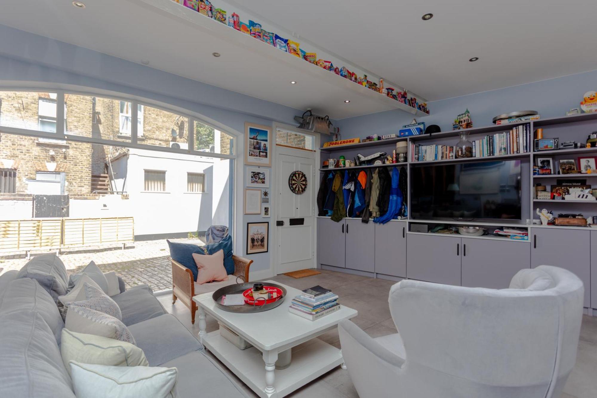 Contemporary 2 Bedroom House In Vibrant Shepherds Bush London