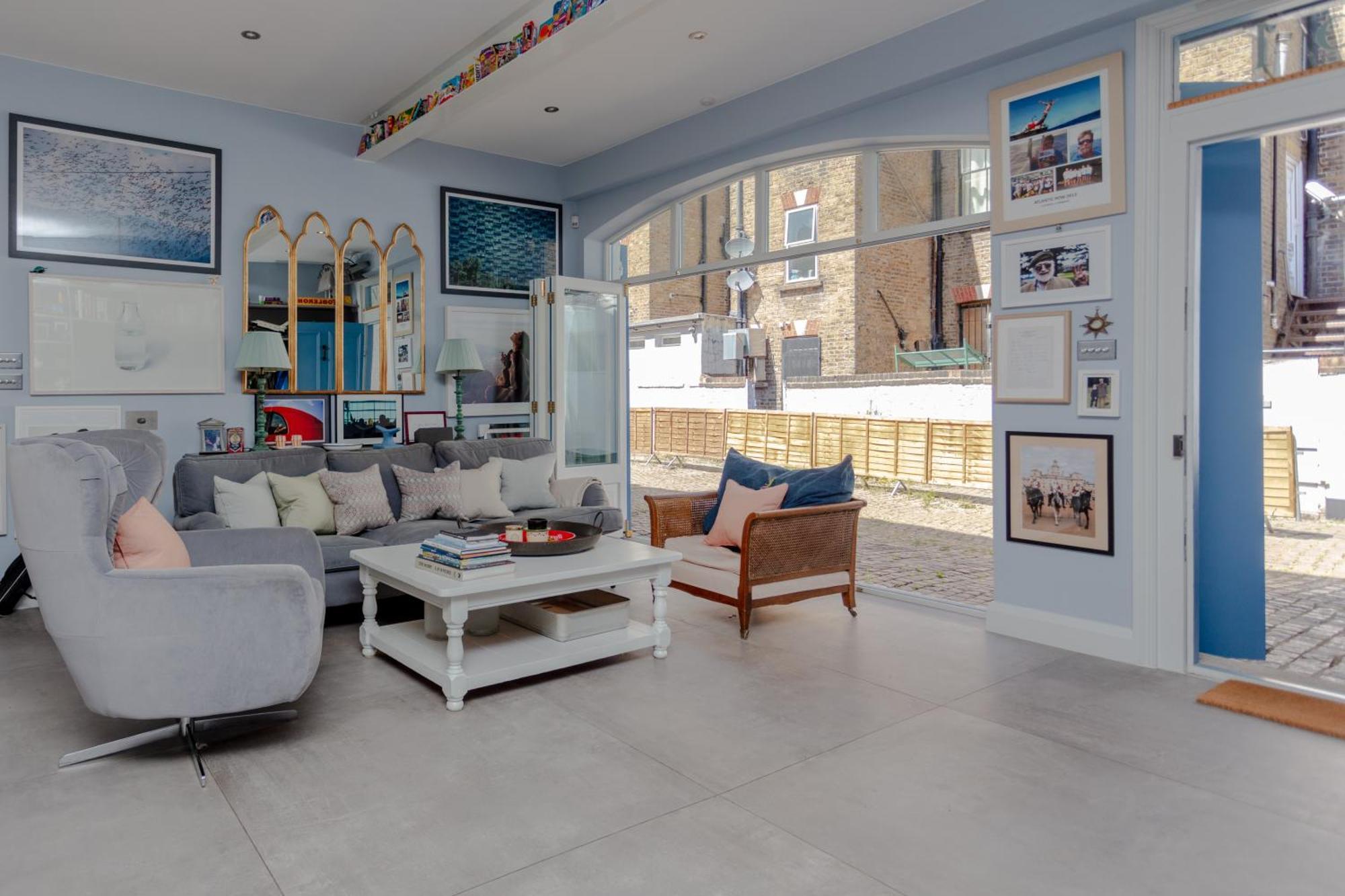Contemporary 2 Bedroom House In Vibrant Shepherds Bush London