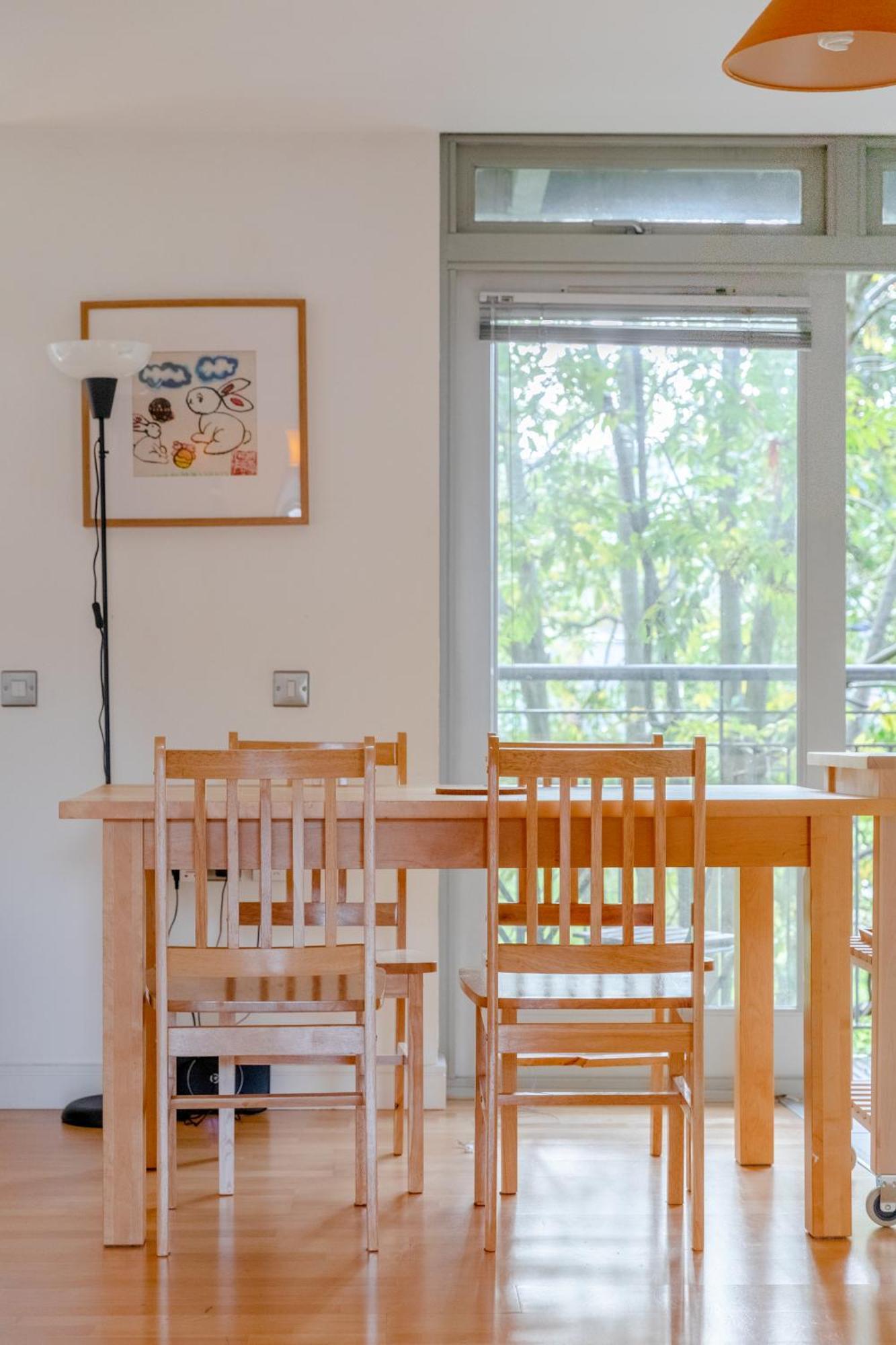 Spacious 2 Bedroom Near White Apartment