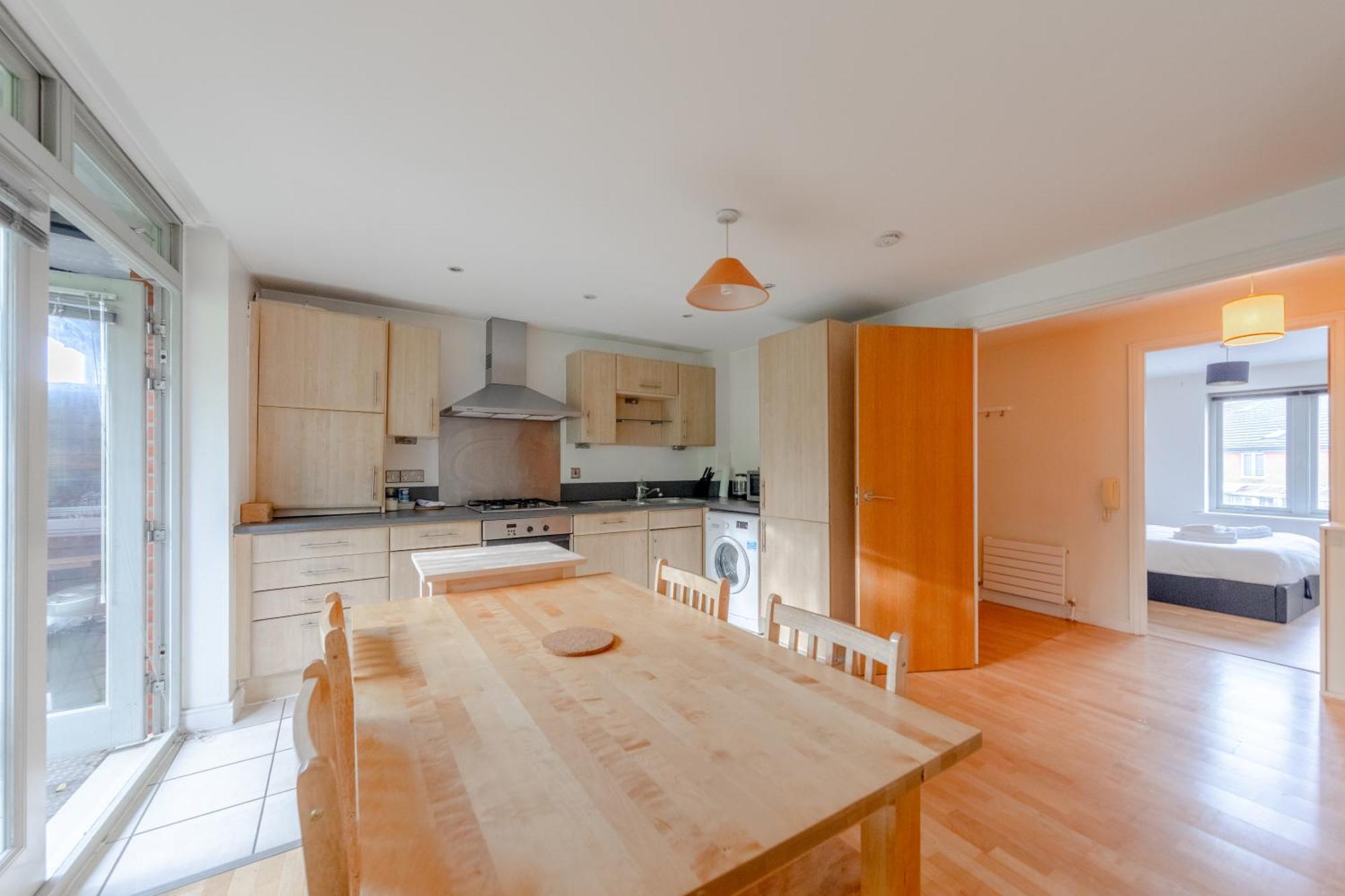 Spacious 2 Bedroom Near White Apartment London