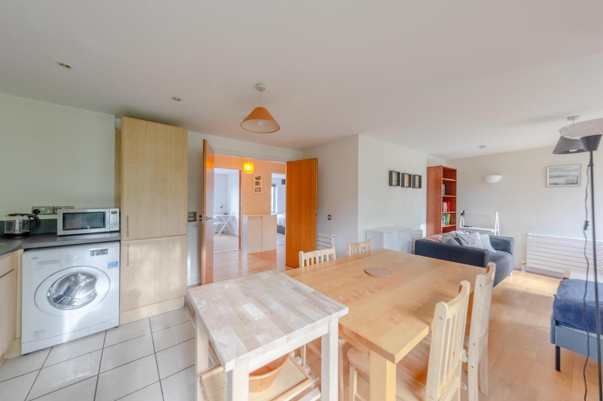 Apartment Spacious 2 Bedroom Near White *