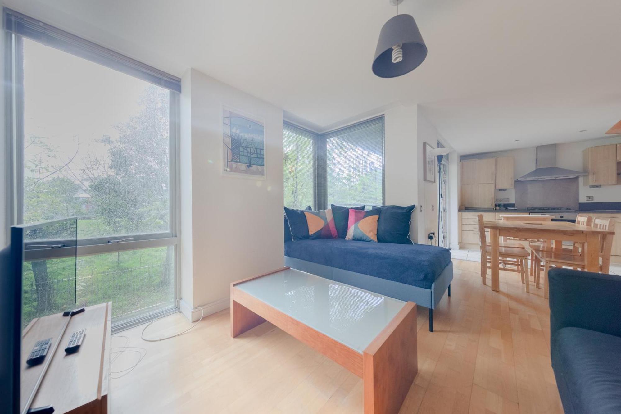 Spacious 2 Bedroom Near White London