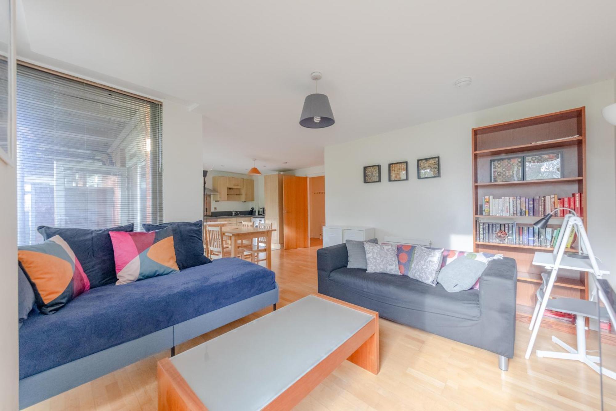 Spacious 2 Bedroom Near White London