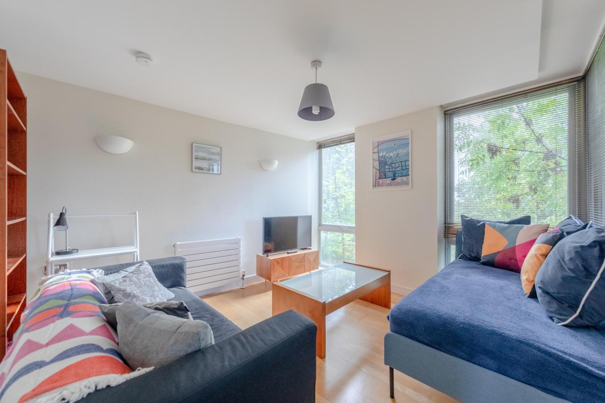 Spacious 2 Bedroom Near White * London