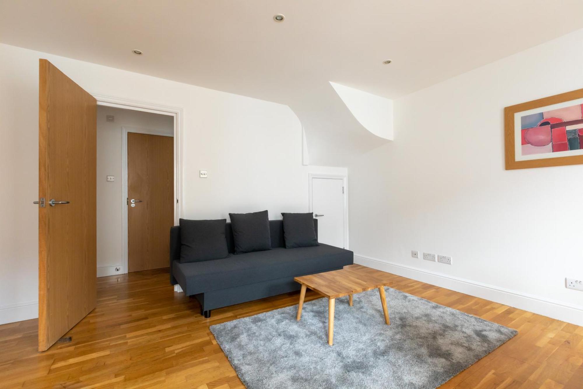 Spaciously Renovated 2bd Flat - Camden Apartment