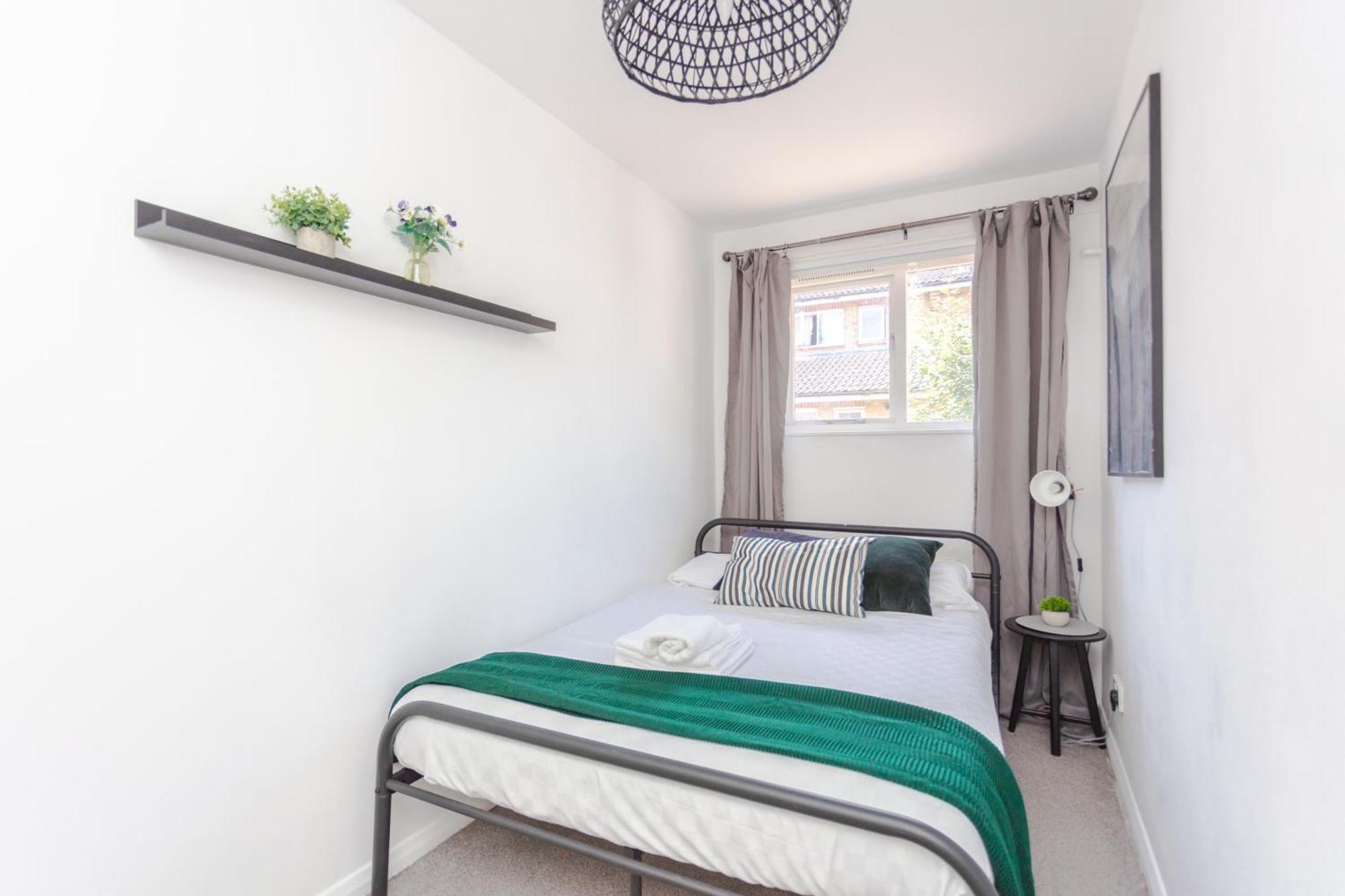 Lovely 4 Bedroom House With Garden Near Waterloo *