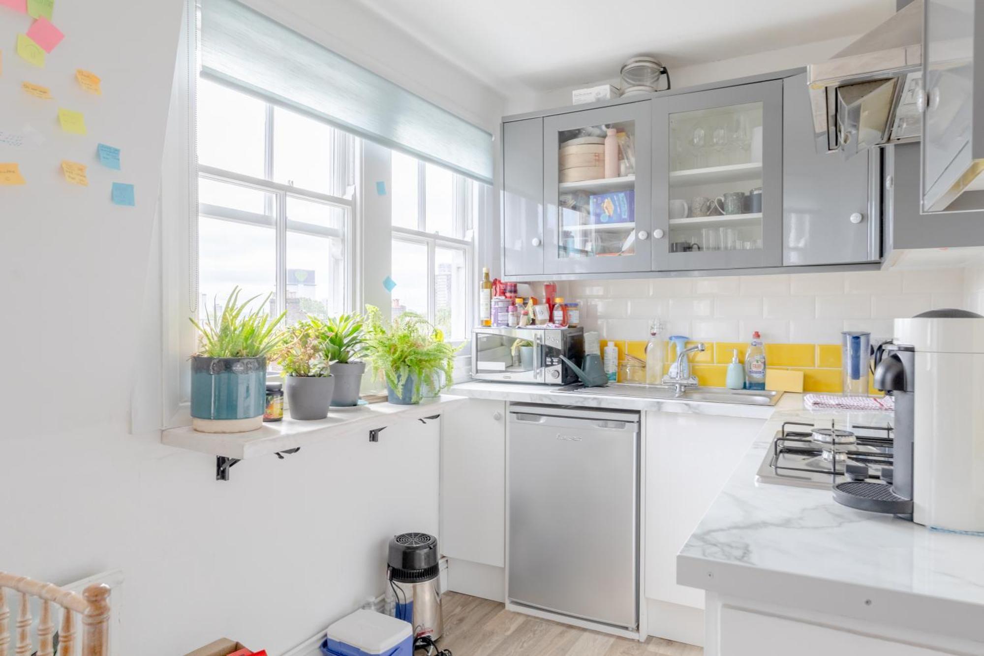 Floor 1bd Flat With Balcony - Ladbroke Grove
