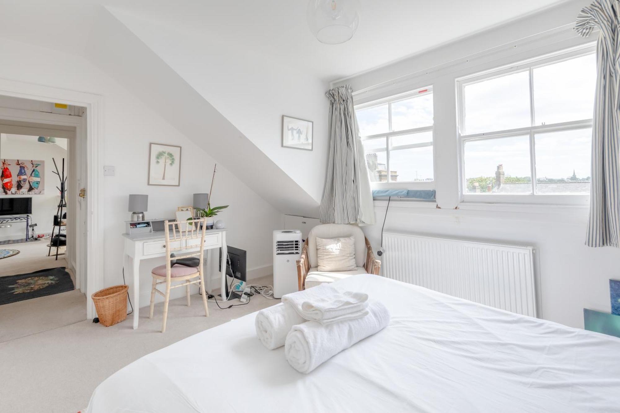 Floor 1bd Flat With Balcony - Ladbroke Grove Apartment