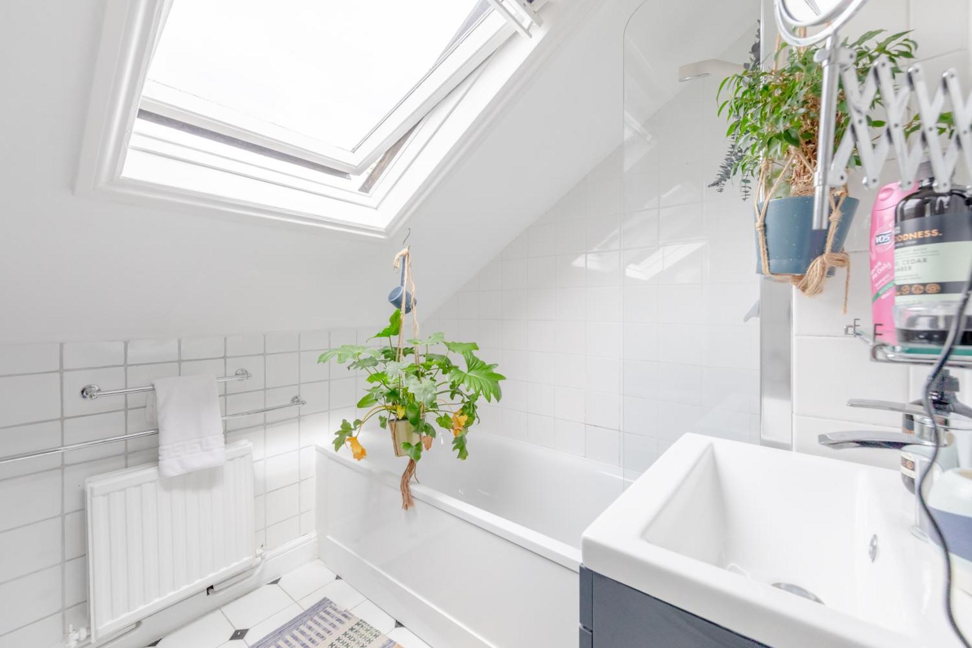 Floor 1bd Flat With Balcony - Ladbroke Grove Apartment