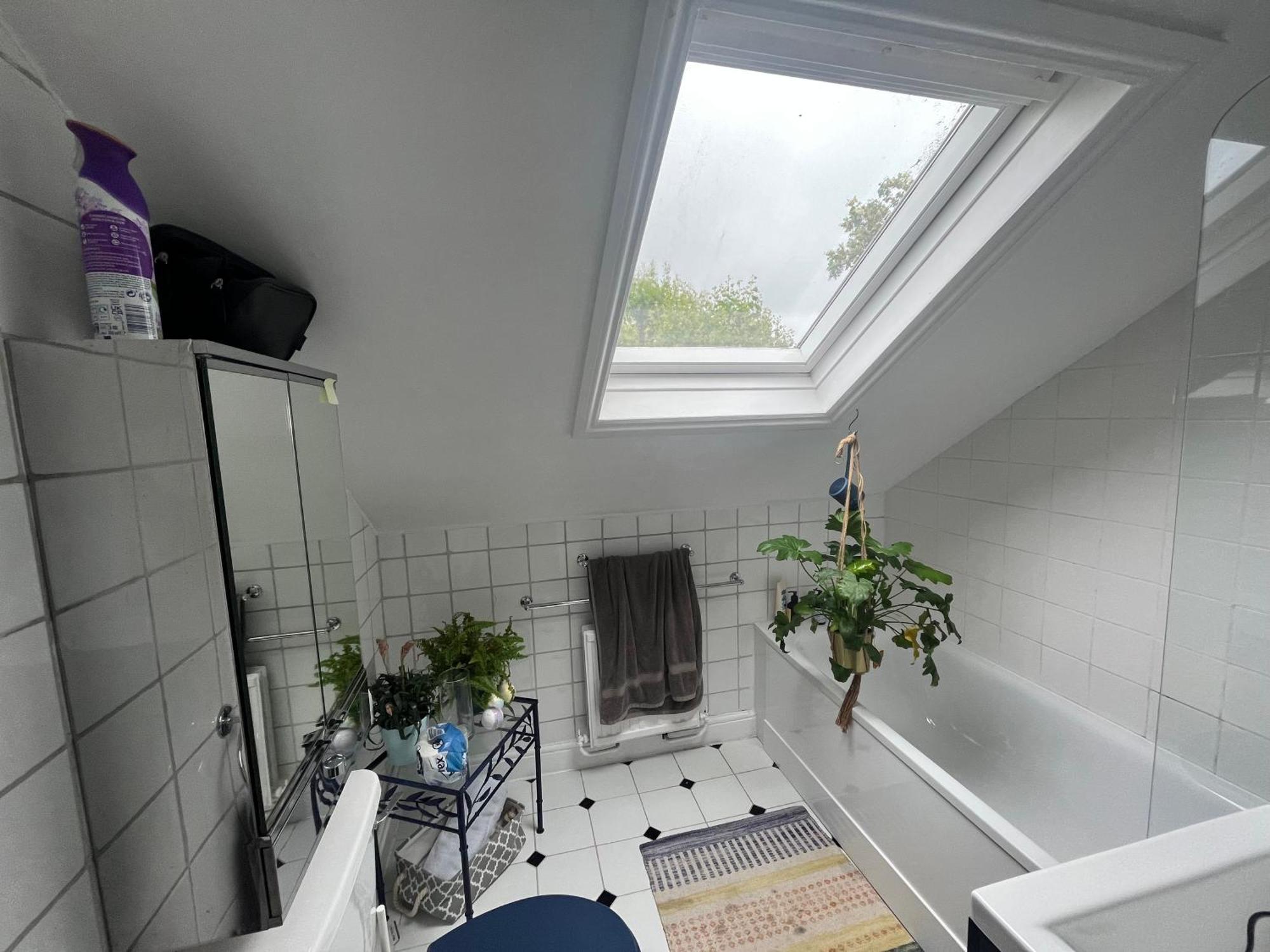 Floor 1bd Flat With Balcony - Ladbroke Grove Apartment