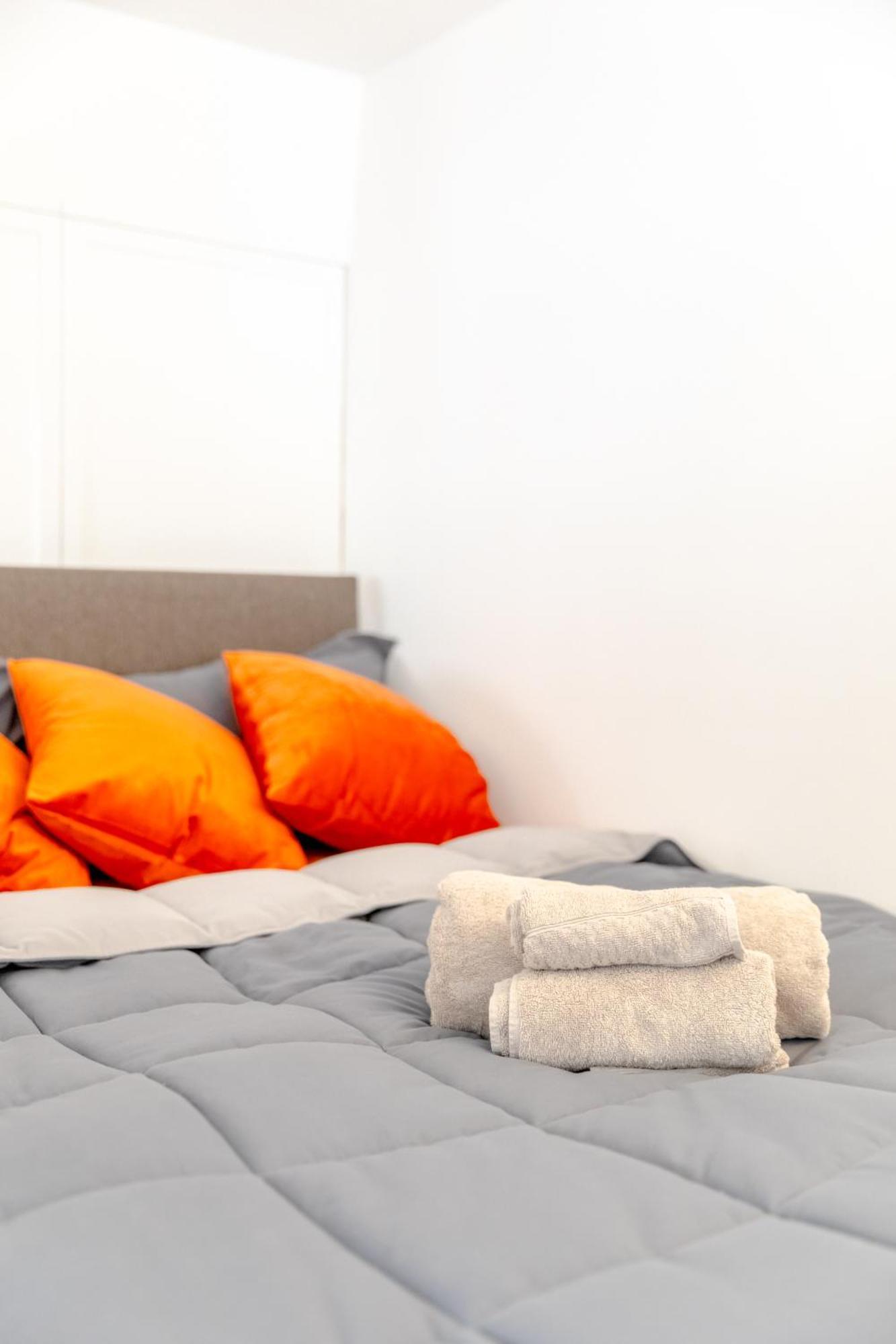 Luxurious & Chic 2bd Warehouse Flat - Old Street! London