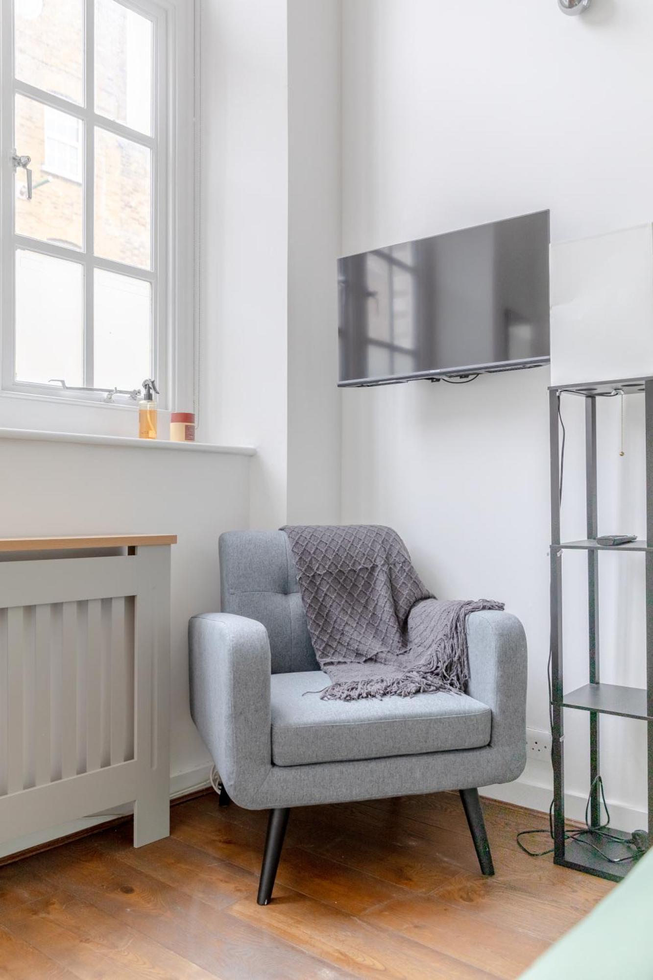 Luxurious & Chic 2bd Warehouse Flat - Old Street! London