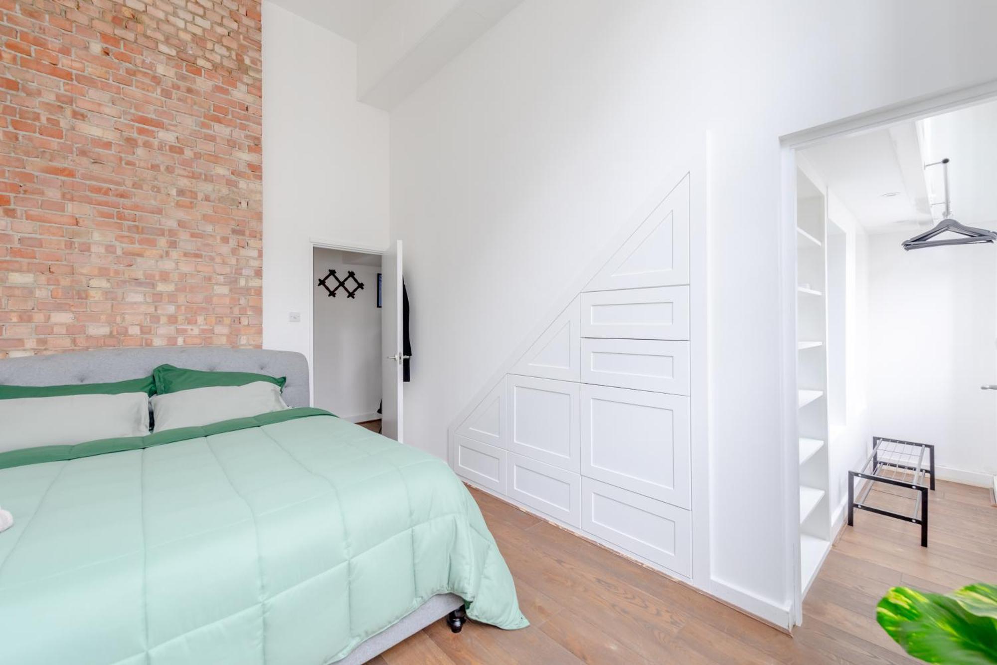 Luxurious & Chic 2bd Warehouse Flat - Old Street! London