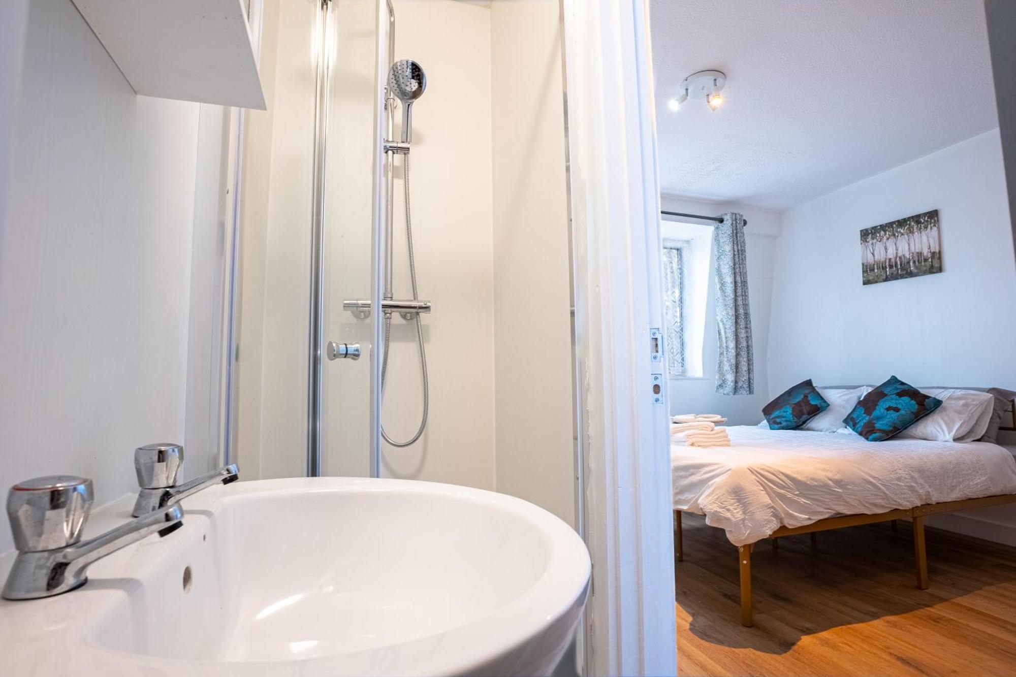Homestay Docklands Near Excel And Airport 2 Double Ensuites For Up To 4 People *
