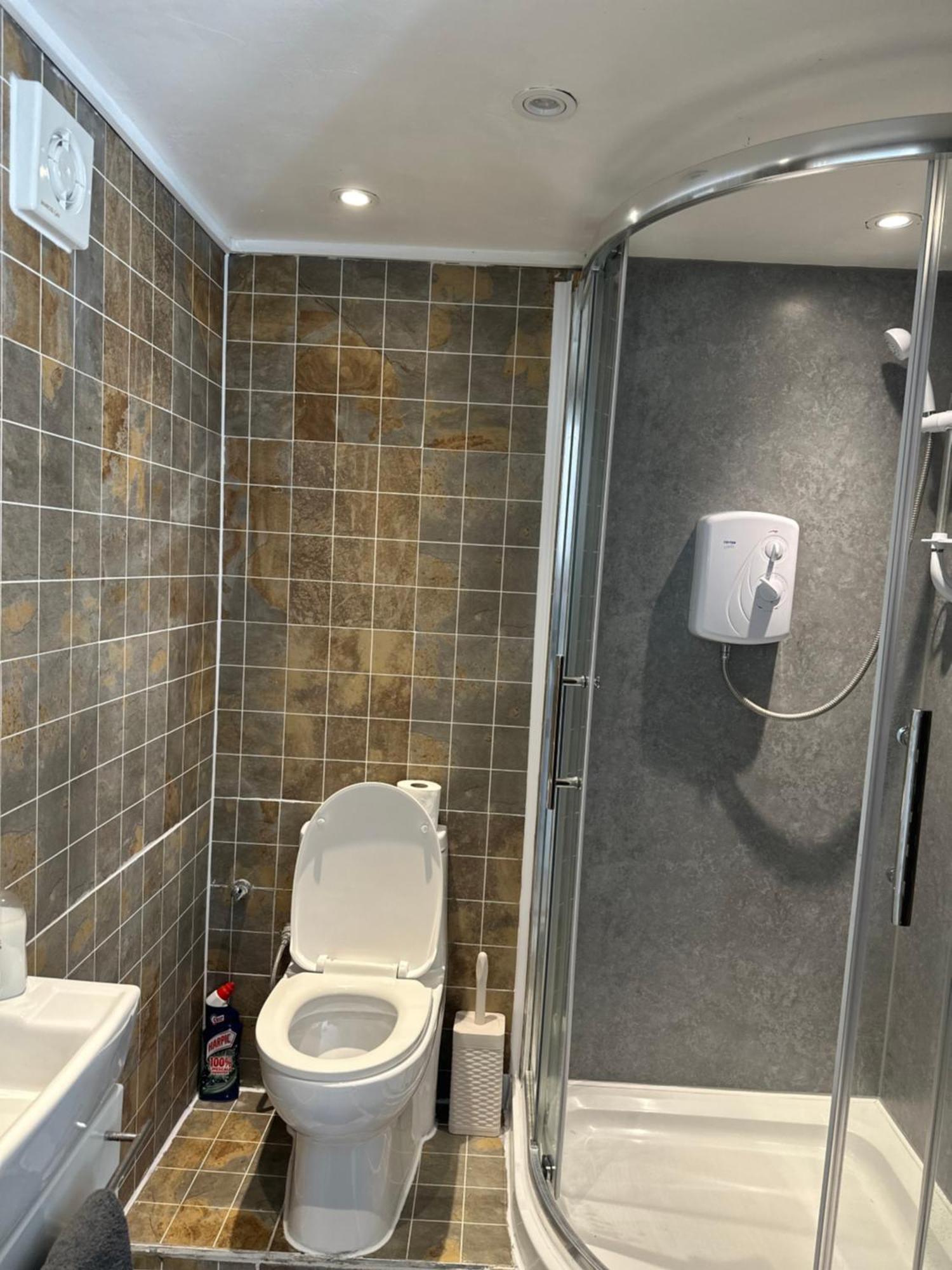 Outhouse Fully Equipped Guest house London