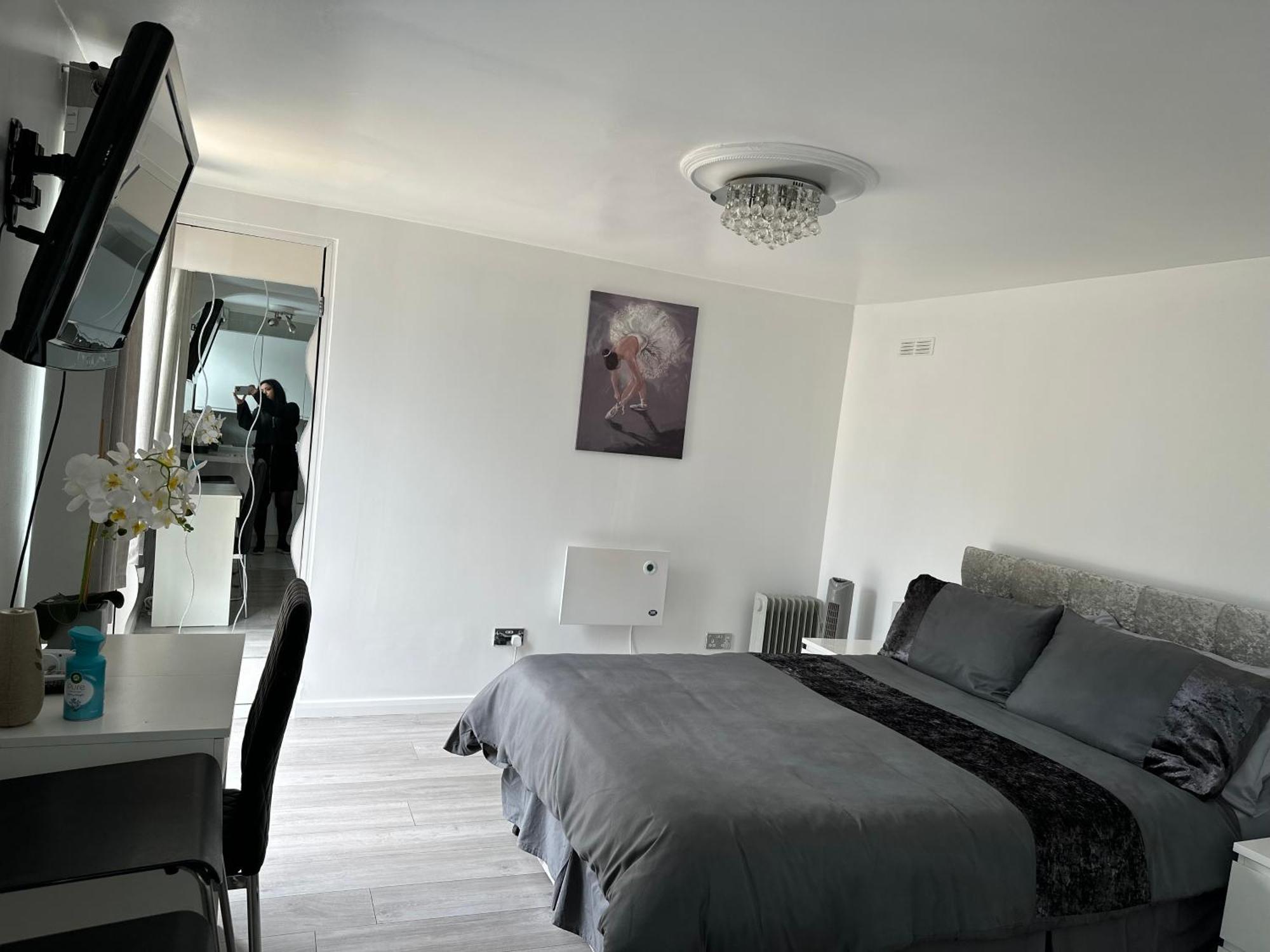 Outhouse Fully Equipped * London