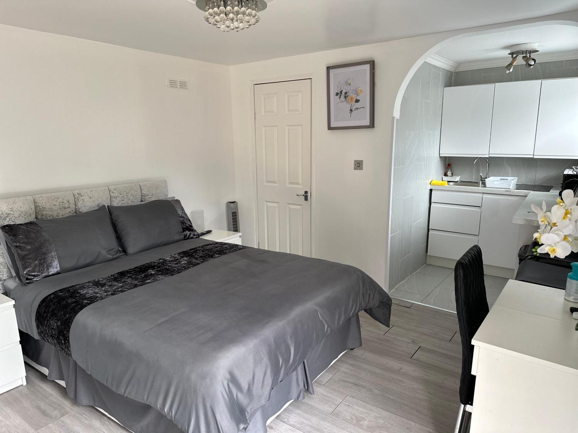 Outhouse Fully Equipped * London