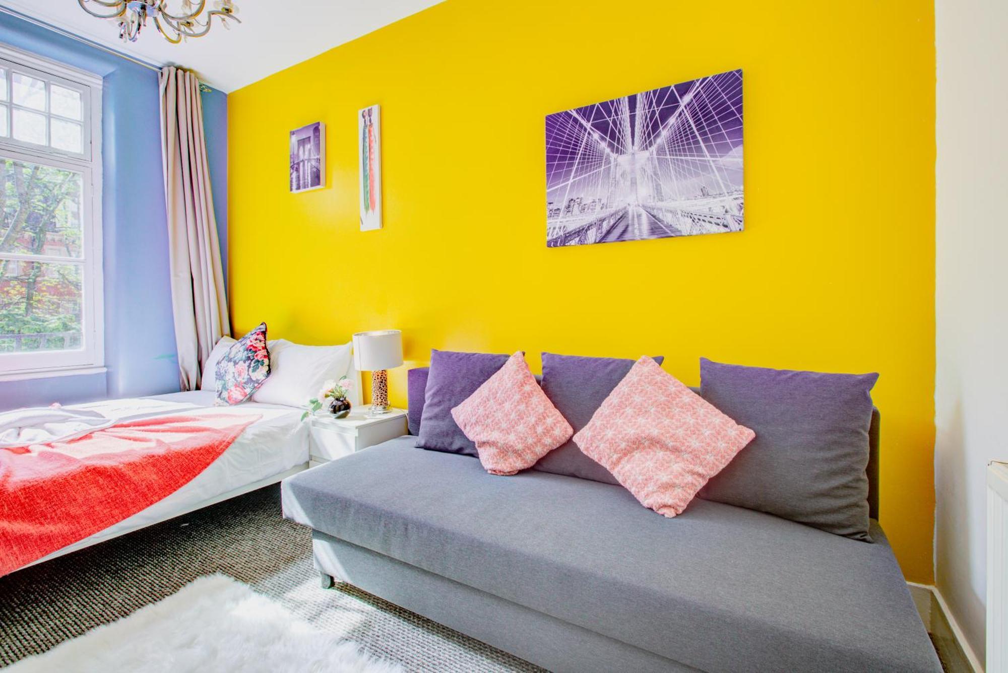 1 Bedroom & Livingroom Oxford Street In Central