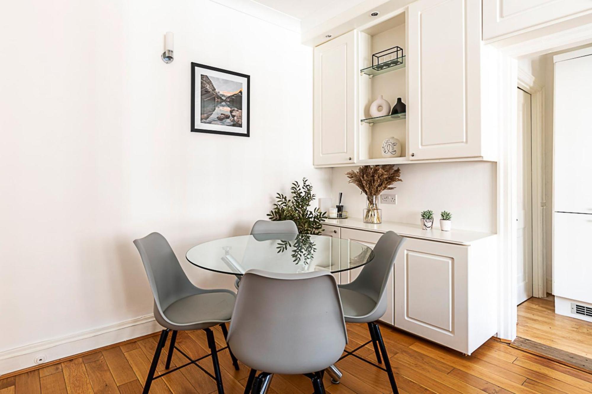 Modern 2 Bedroom Flat Near Queensway Apartment