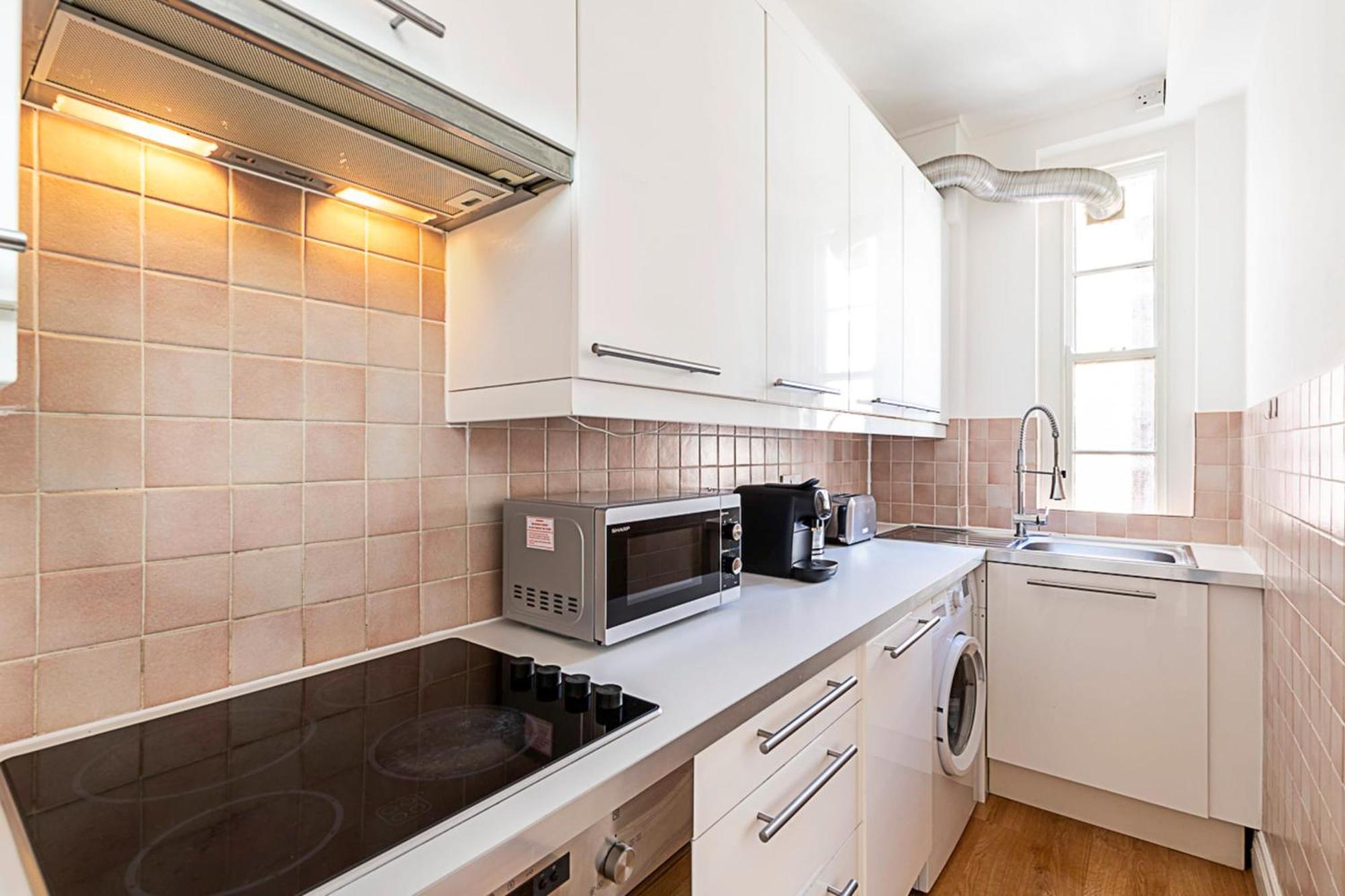 Modern 2 Bedroom Flat Near Queensway
