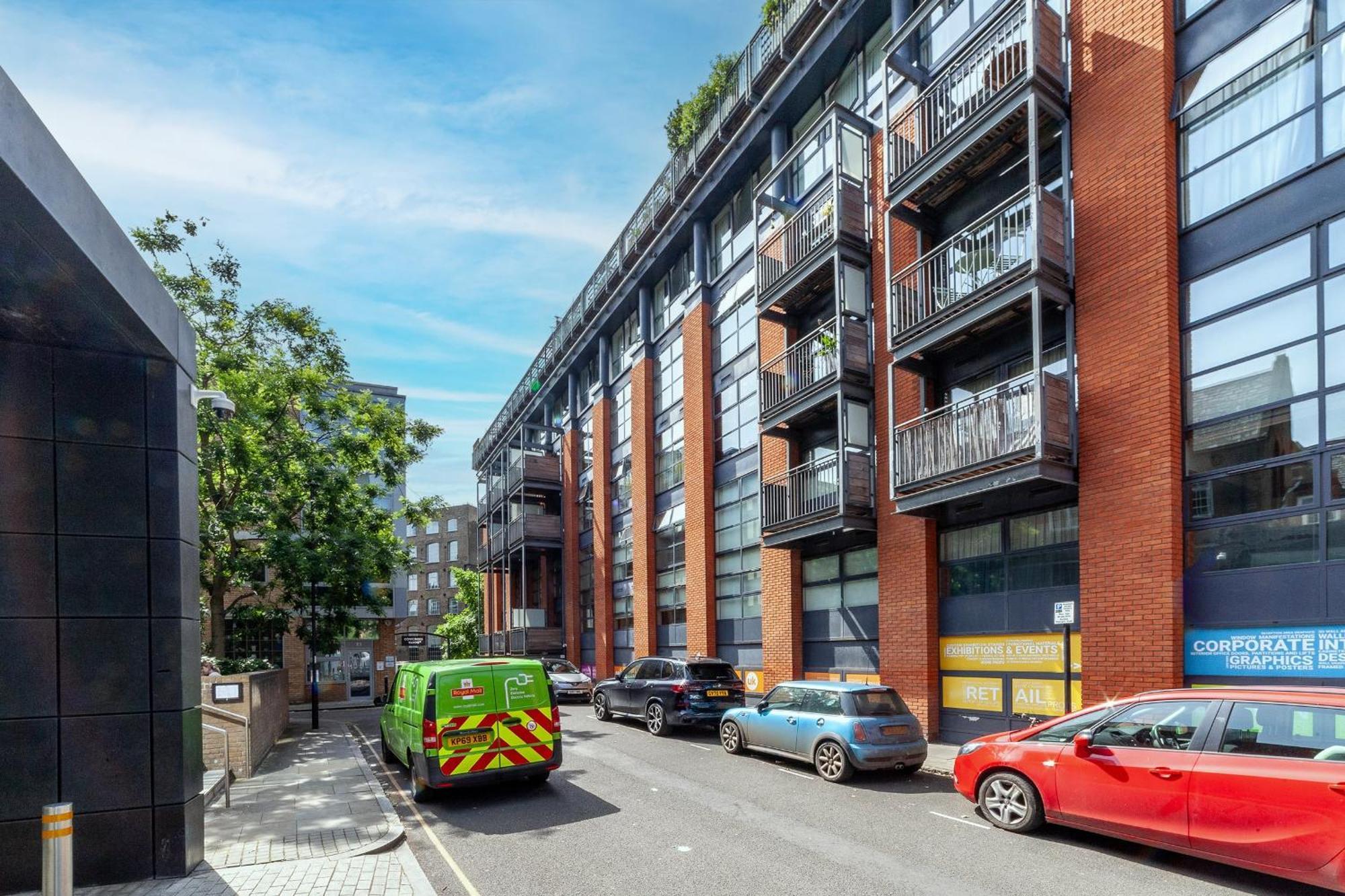 A Stylish Newly Refurbished Flat With Access London