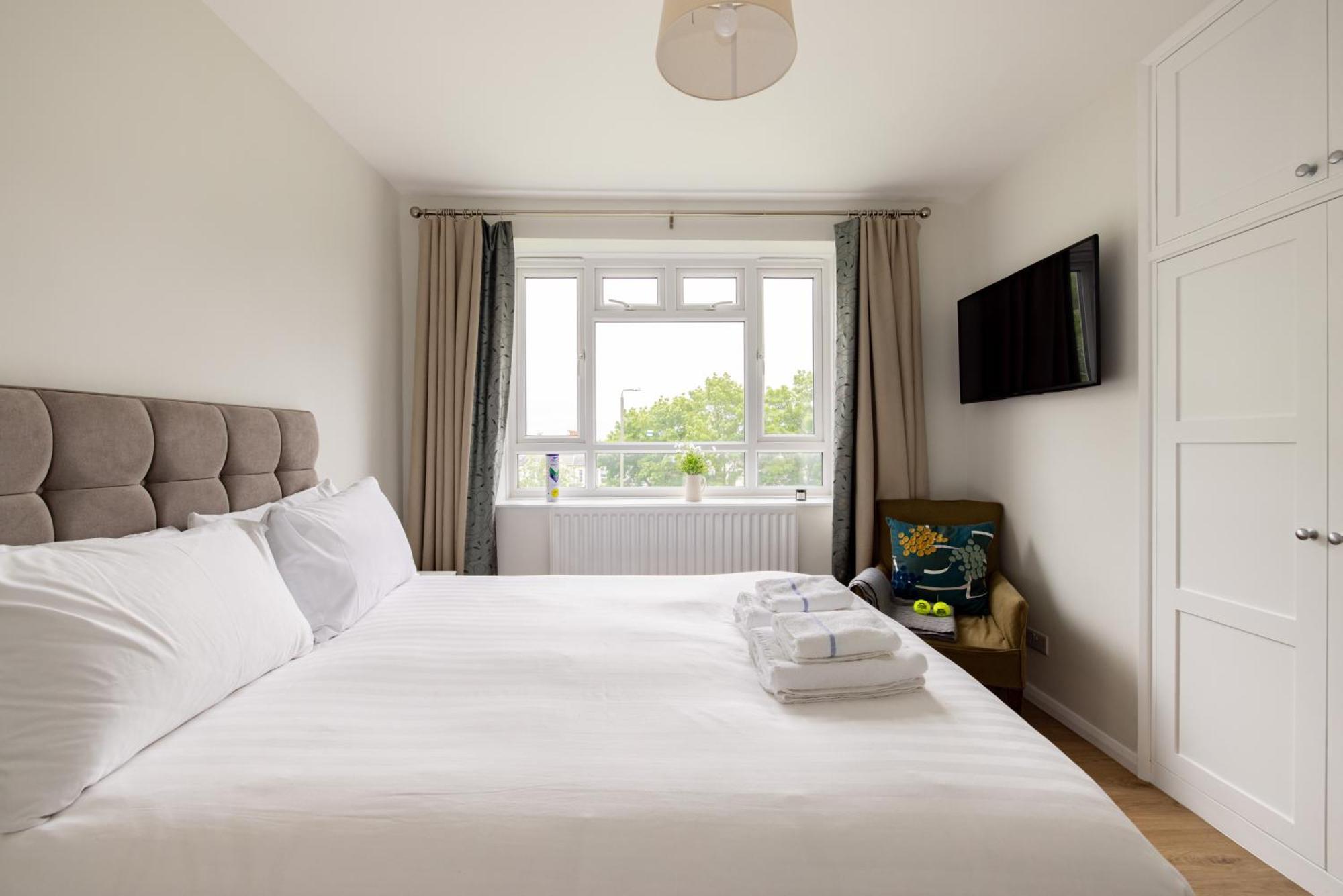 Apartment Penthousestays Wimbledon - Chic 2 Bedroom King Bed With Balcony - 2 Mins From Wimbledon Tennis Club And Museum - Aeltc *