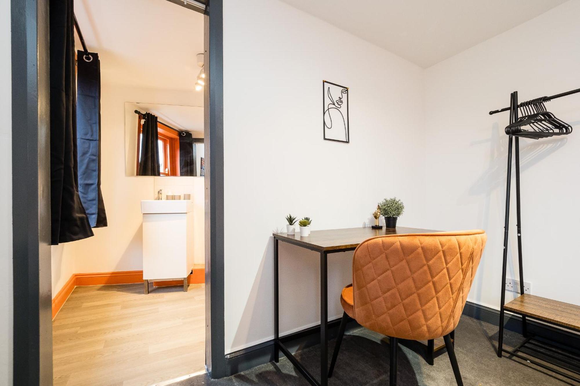 Spacious 6 Ensuite Bedroom House In * London