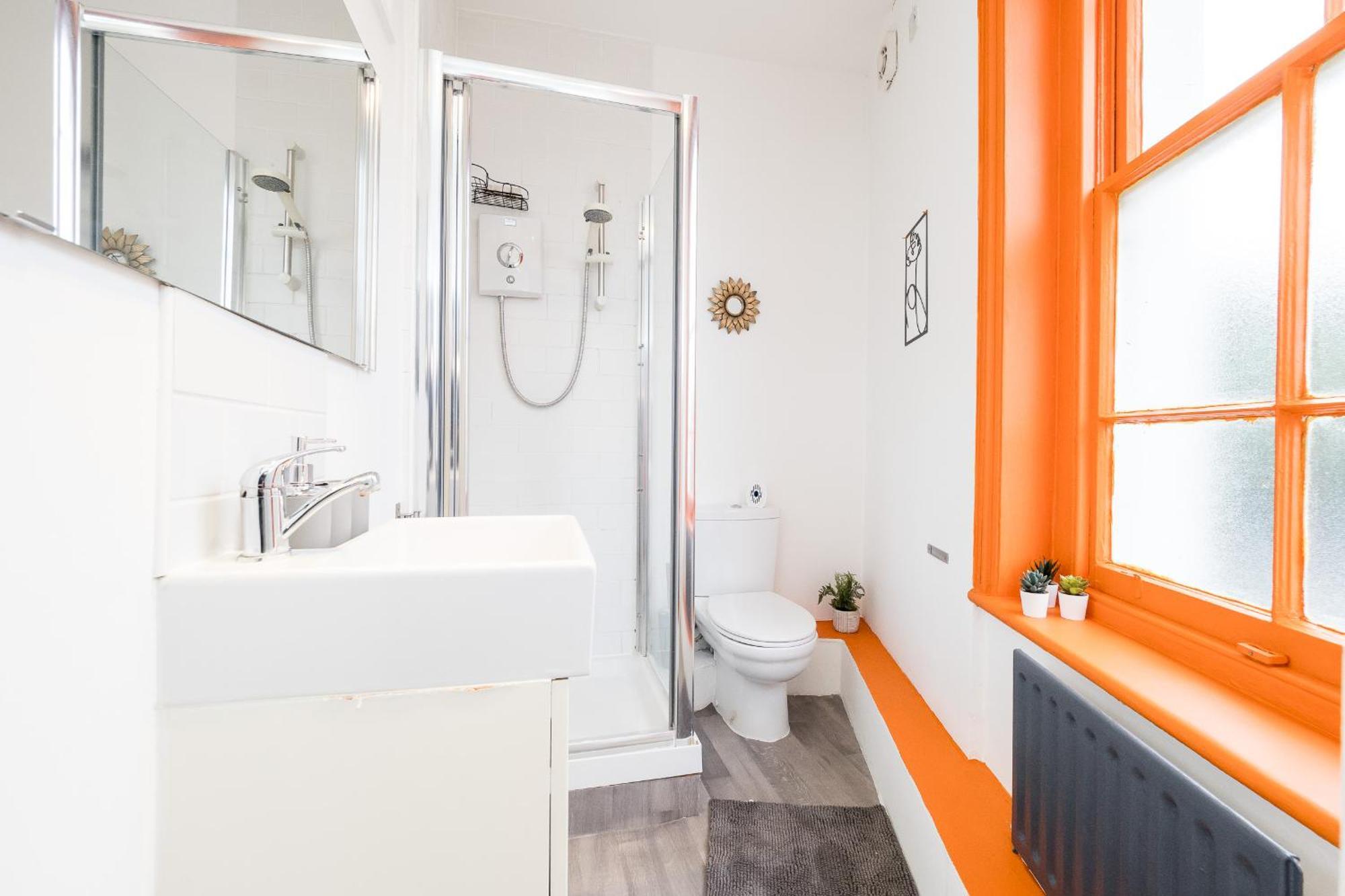Spacious 6 Ensuite Bedroom House In Ferienhaus London