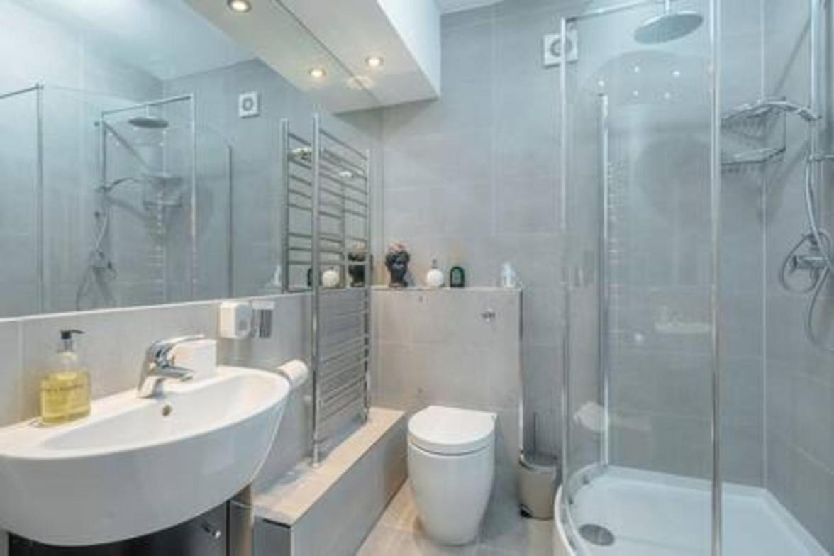 Apartment Location - Spacious 2bed In Front Of Hyde Park *