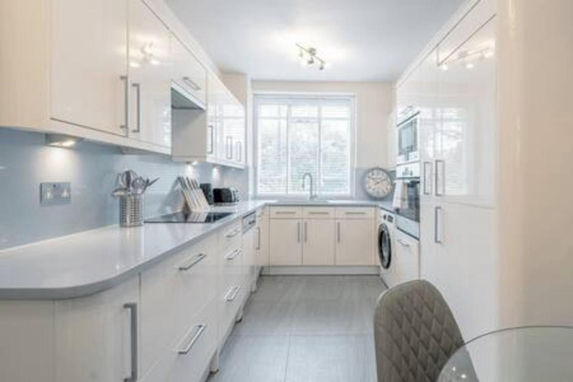 Location - Spacious 2bed In Front Of Hyde Park Apartment *