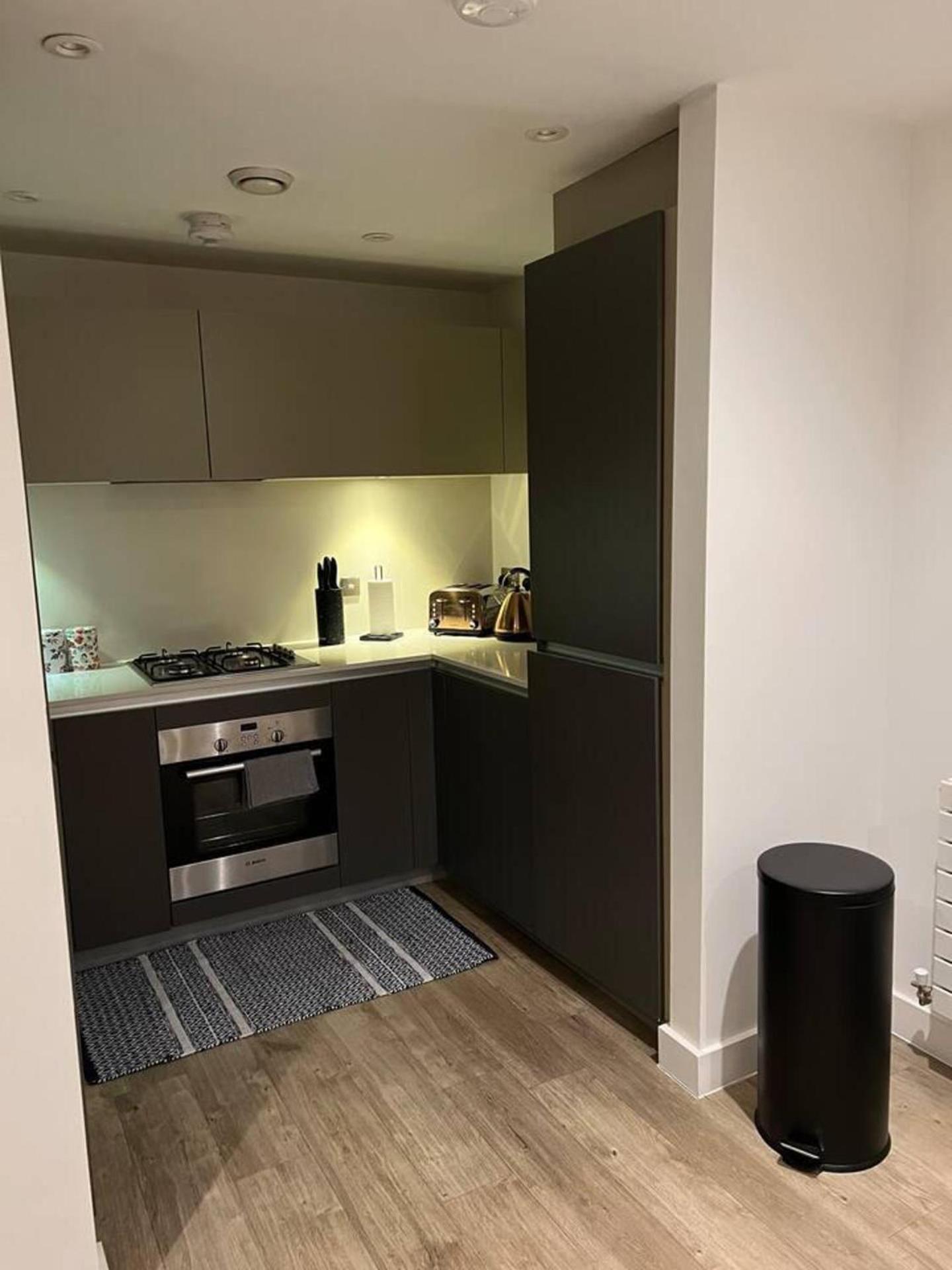 Modern 1 Bed Flat Near Station And London