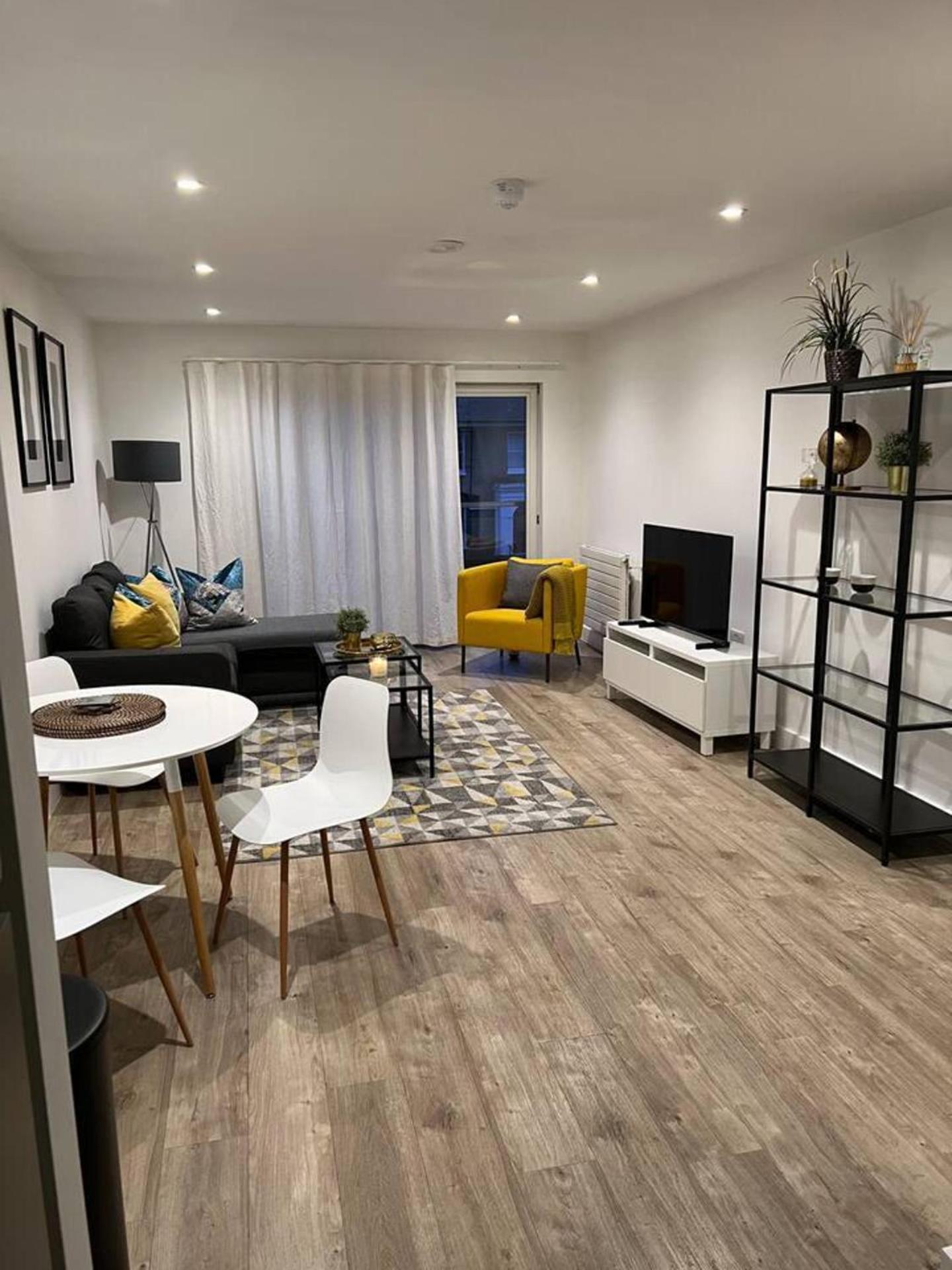 Modern 1 Bed Flat Near Station And