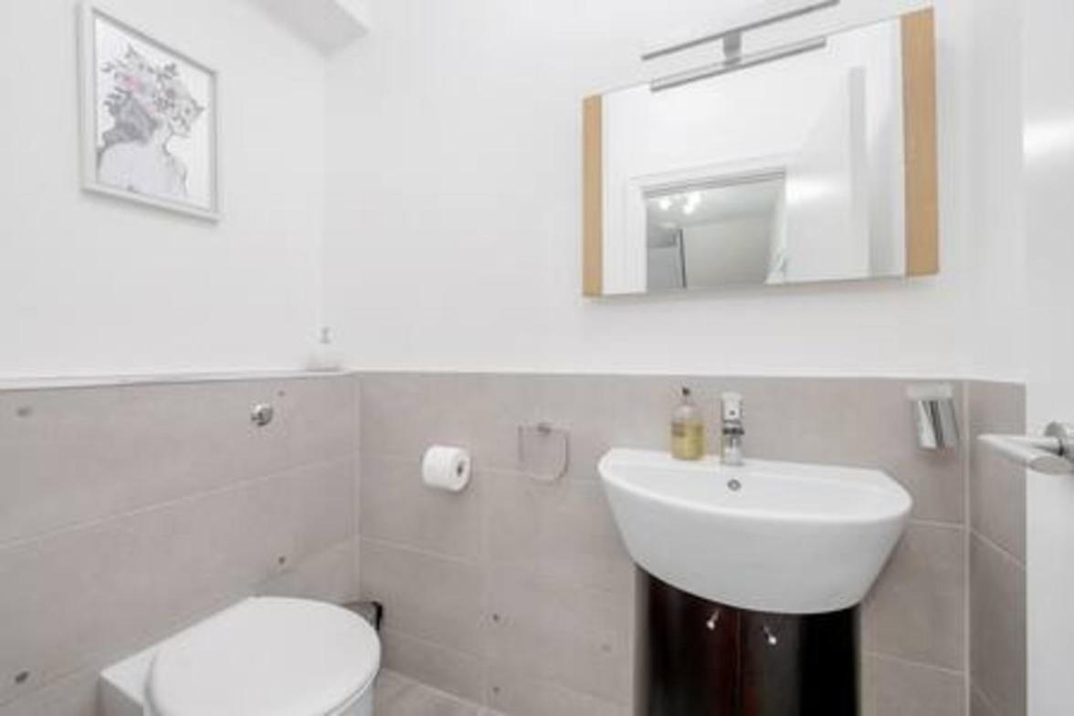Location - Spacious 2bed In Front Of Hyde Park London
