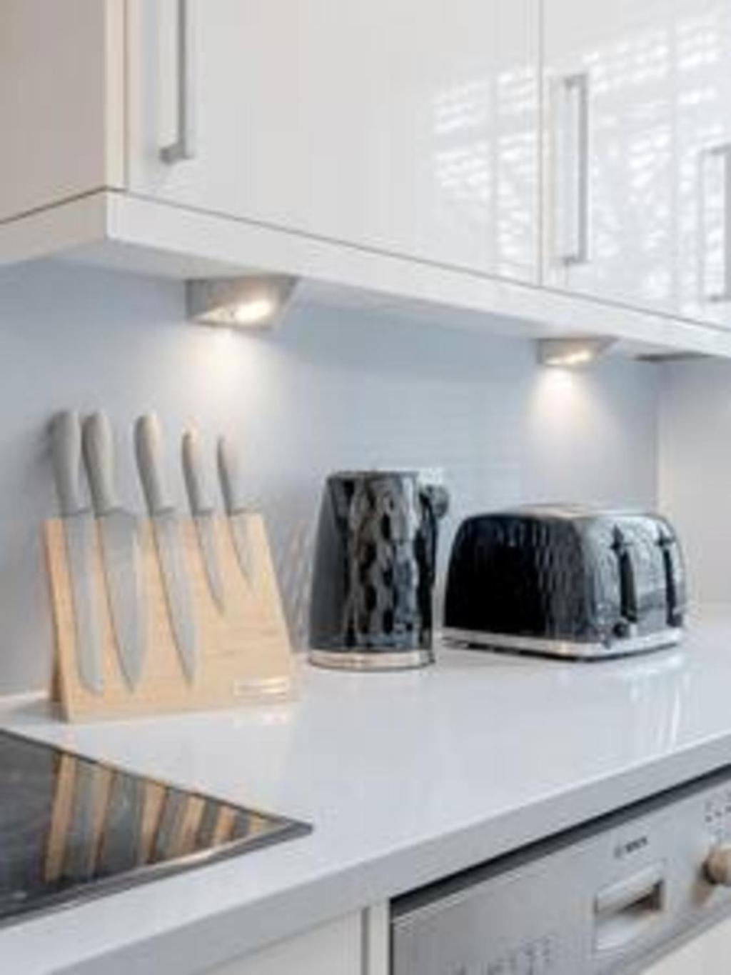 Location - Spacious 2bed In Front Of Hyde Park Apartment