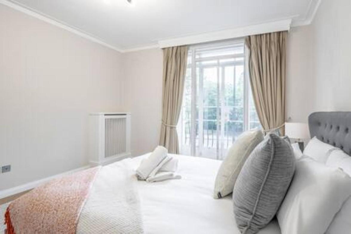 Location - Spacious 2bed In Front Of Hyde Park Apartment *