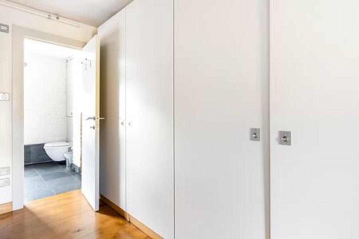 Experience In Amazing Reconverted Gin House * London