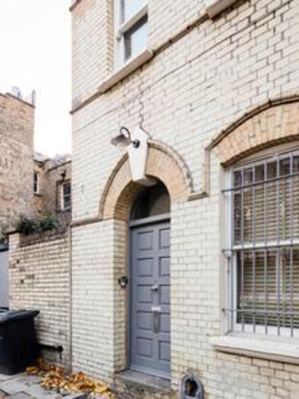 Experience In Amazing Reconverted Gin House * London