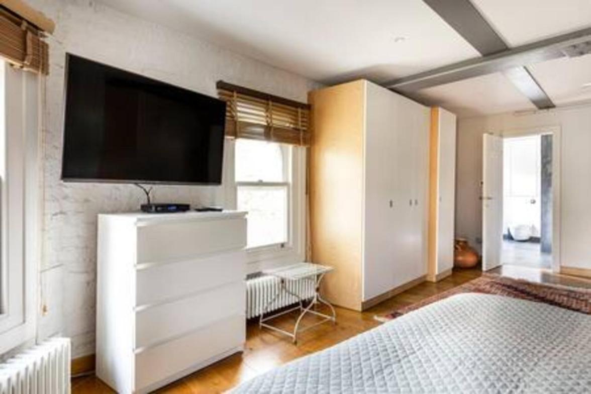 Experience In Amazing Reconverted Gin House * London