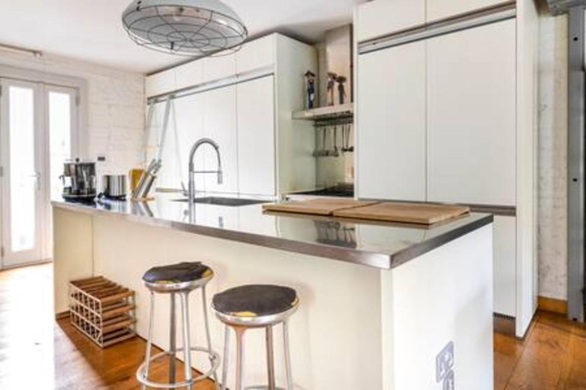 Experience In Amazing Reconverted Gin House * London