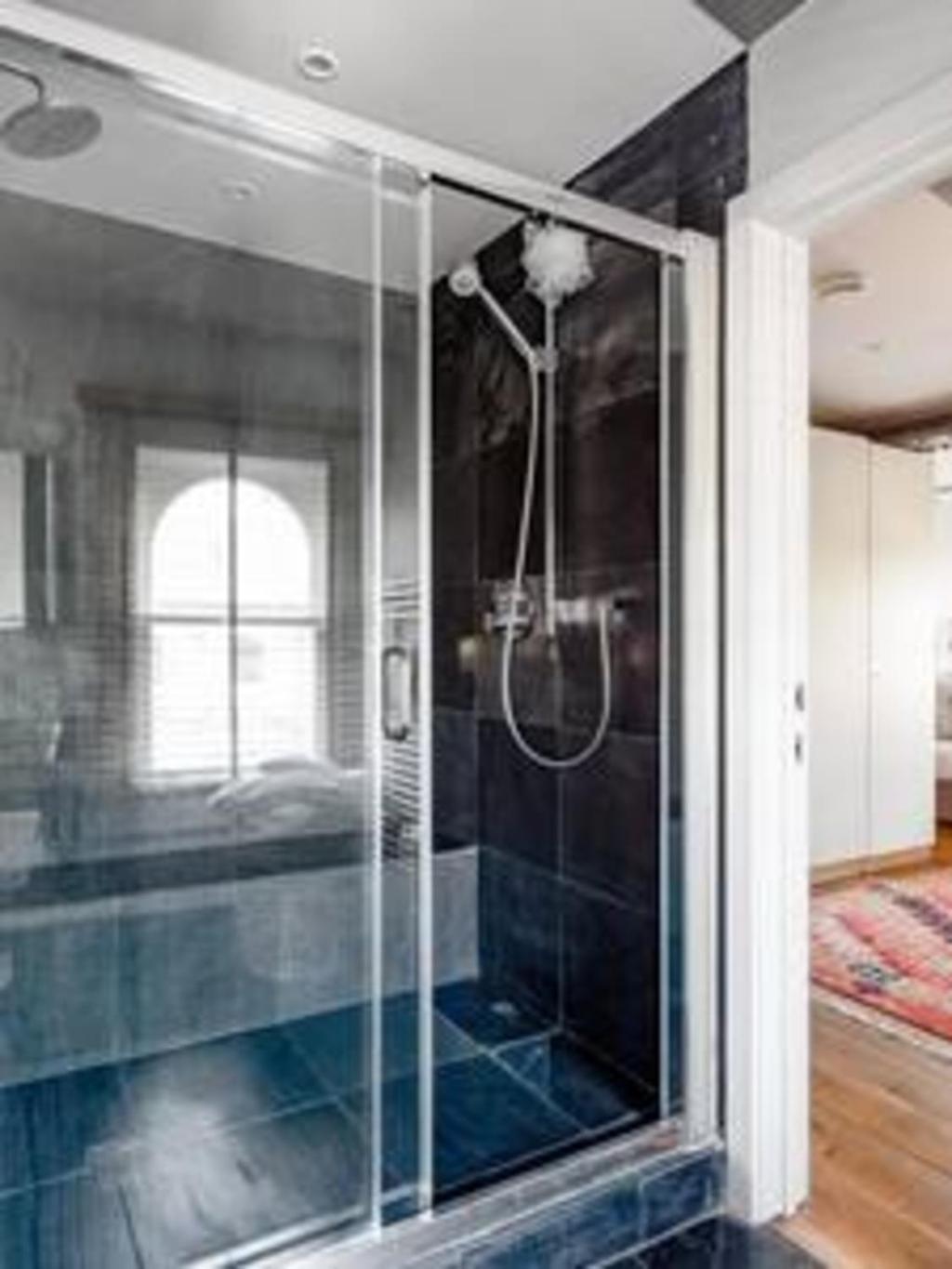 Experience In Amazing Reconverted Gin House Apartment London