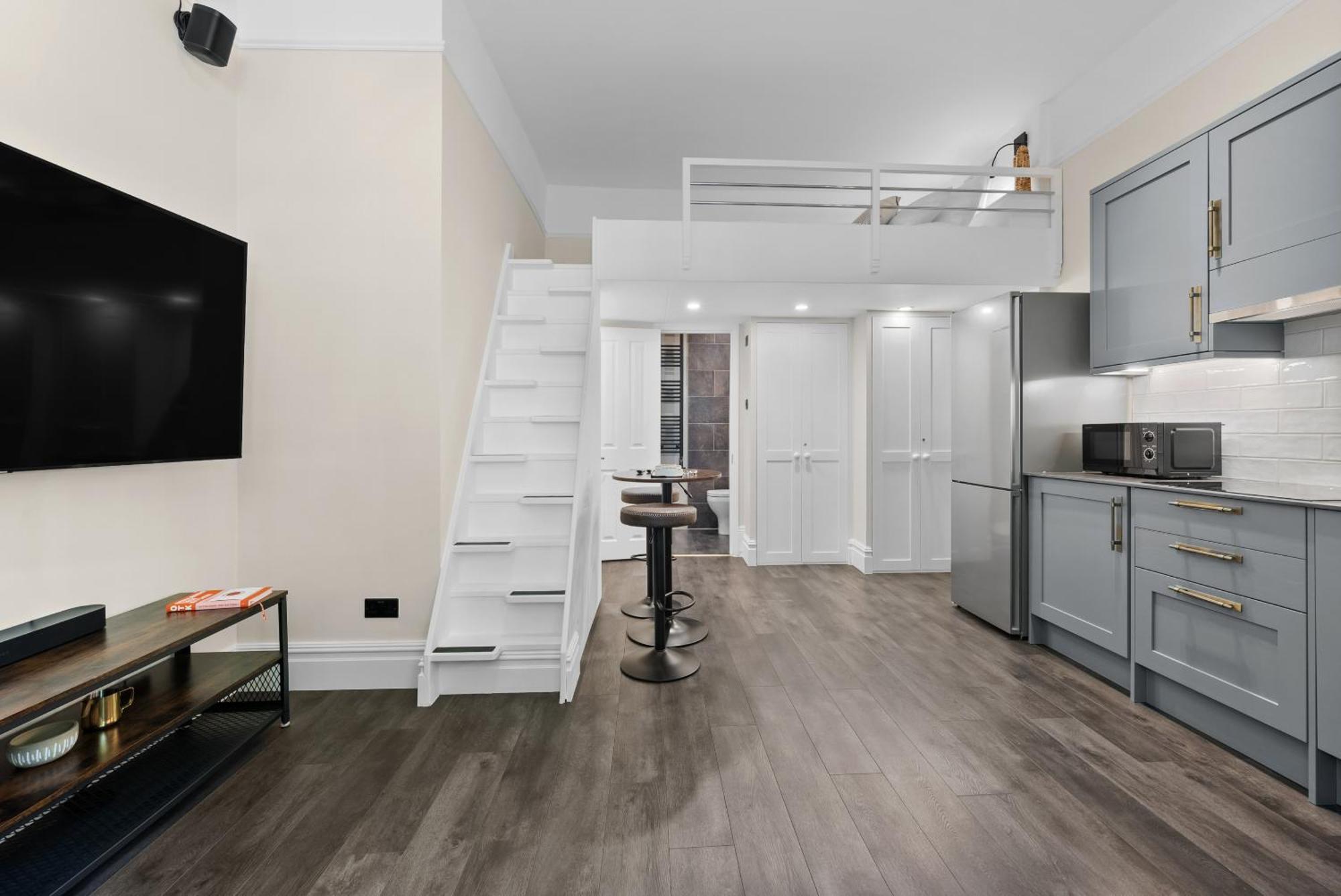 Vichy - The Hampstead Star | Prime Location * London