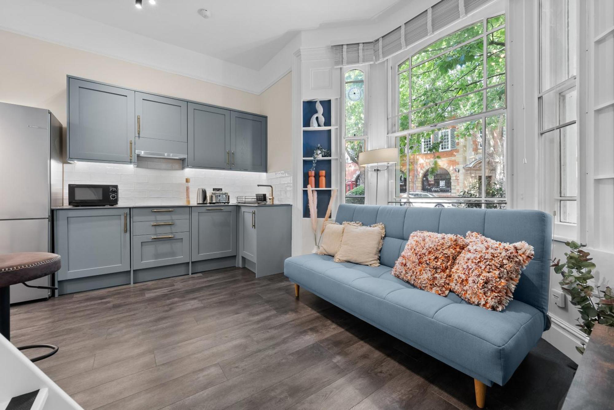 Vichy - The Hampstead Star | Prime Location * London