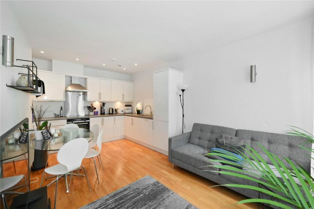 Stylish 2-bed Flat Next To Tower Of Apartment *