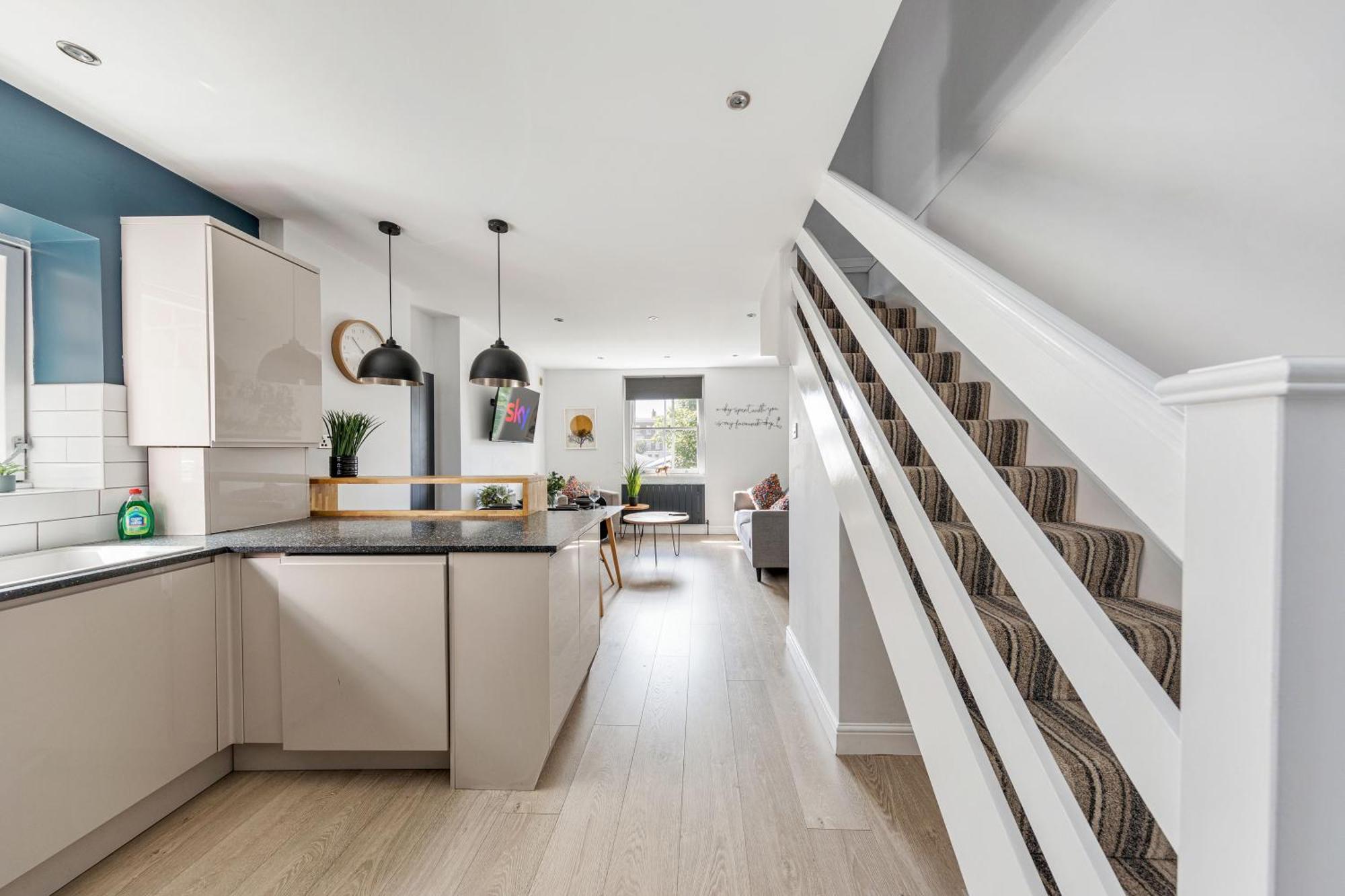 2bed1bath Modern Duplex Next To Queens Park Station London