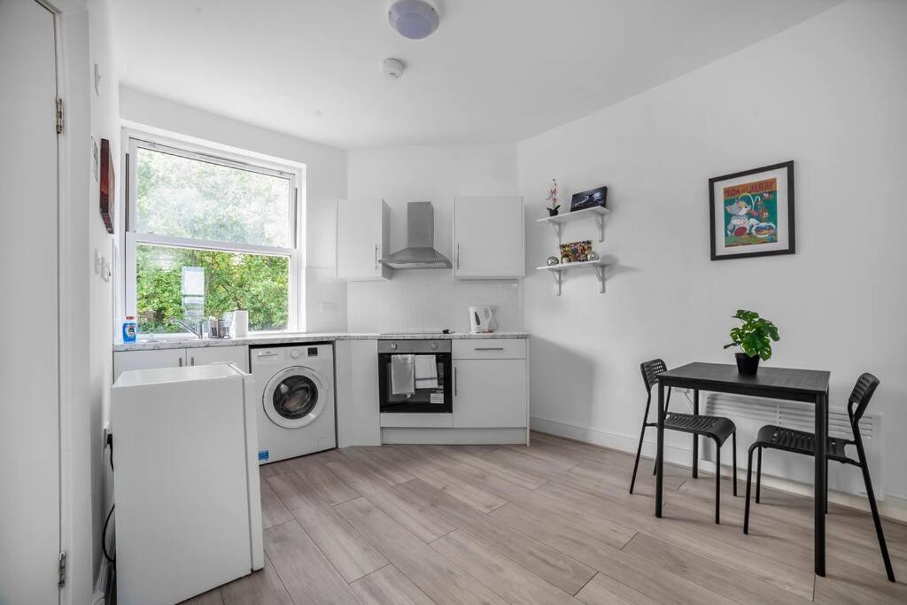 Charming Semi 1-bed Walk To Tower Of Apartamento Londres