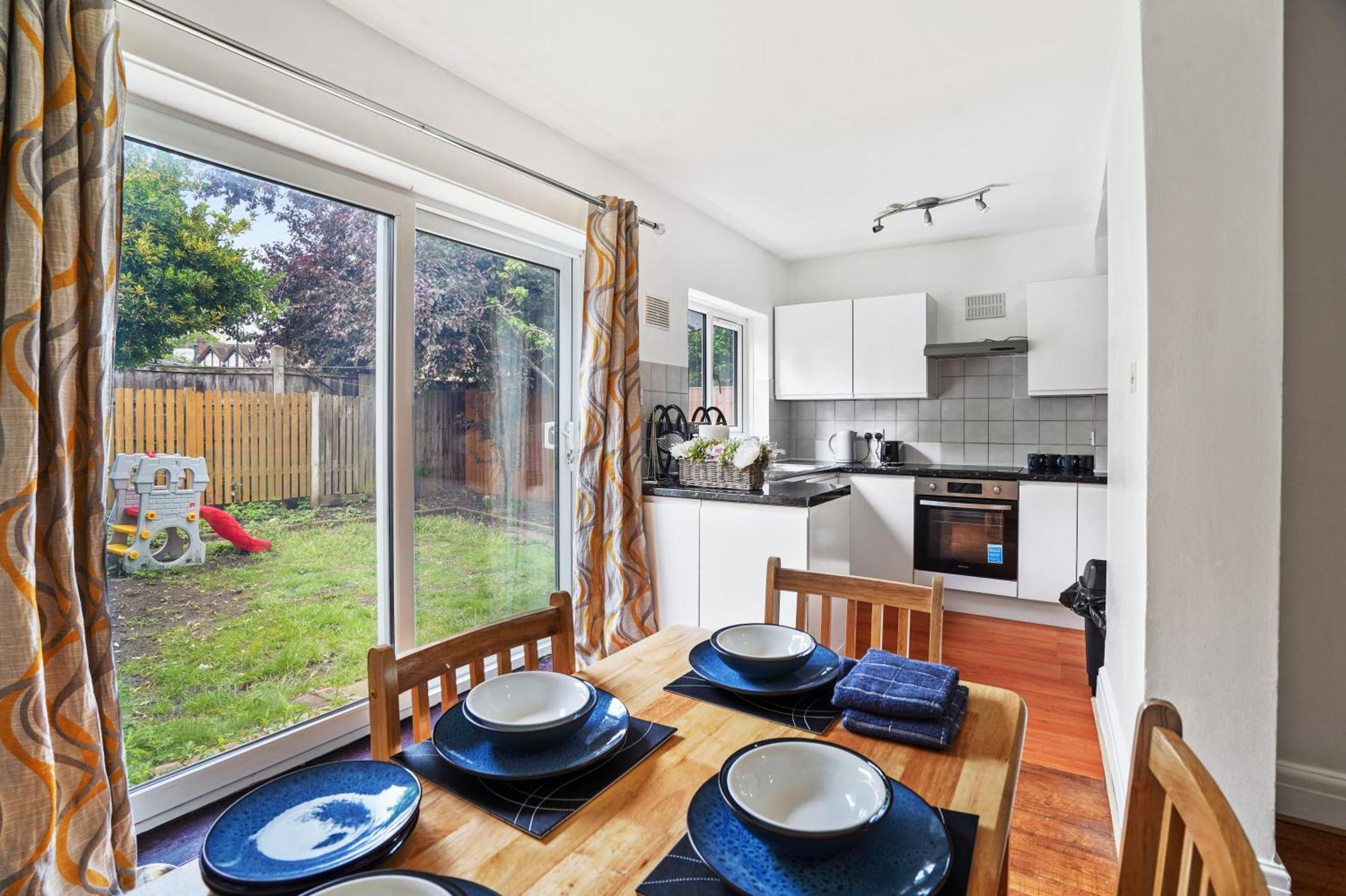 Cosy N22 Sleeps 6 London
