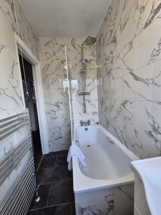 3 Bed House In The Heart Of Palmers Green, Holiday home London
