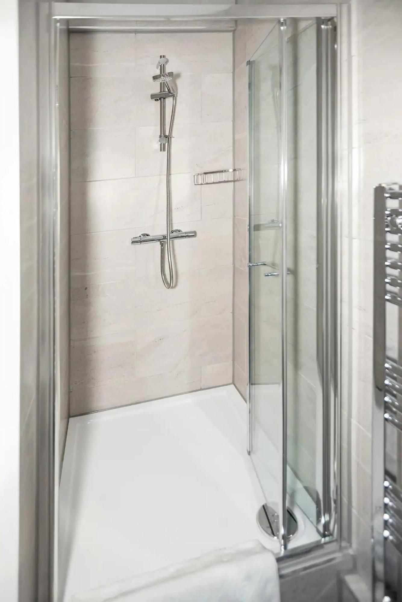 Chic Ensuite - 10% Off - 3 Min To Trains -pass The Keys Apartment *