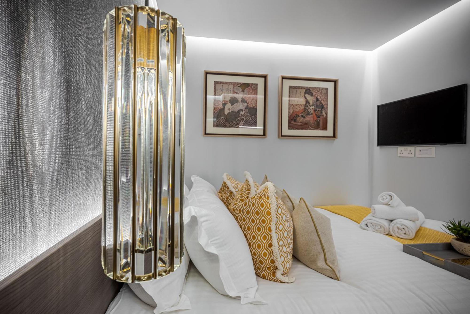 Stunning Flat Opposite Harrods Unbeatable Location & Elegance * London